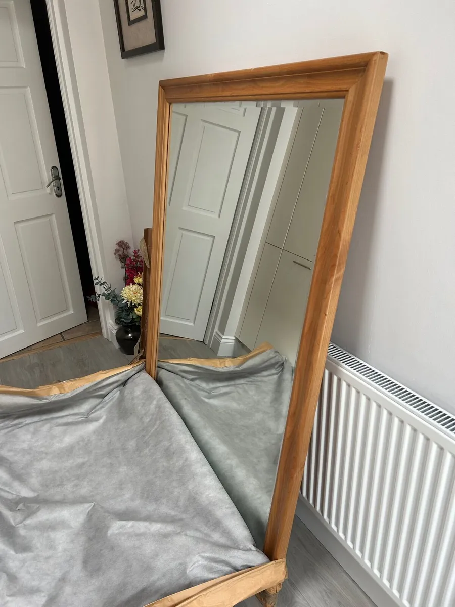 Free: Mirror and  storage unit - Image 1