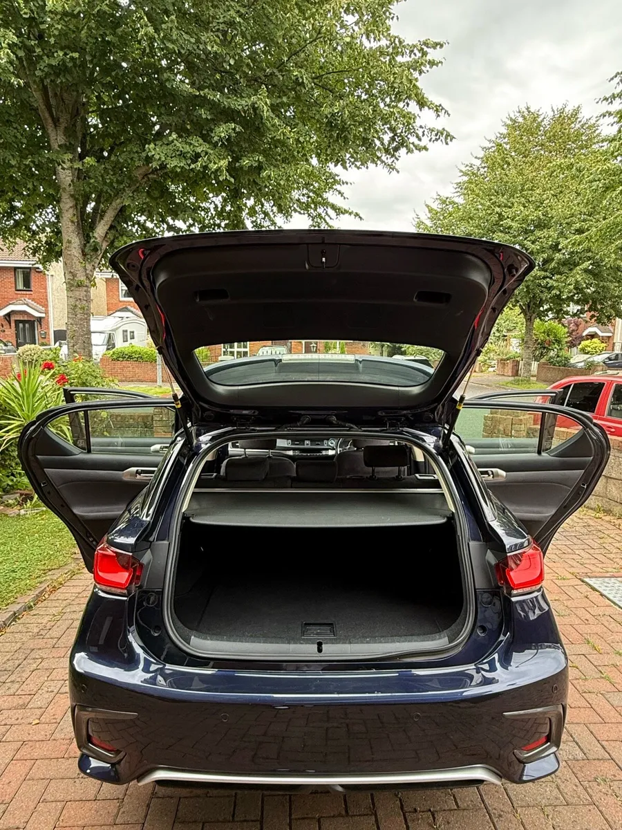 Lexus CT200H SE Plus 5DR AUTO 136BHP - Image 3