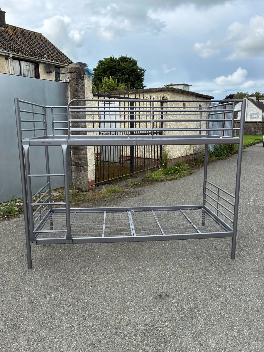 Bunk beds with 2 mattresses - Image 1