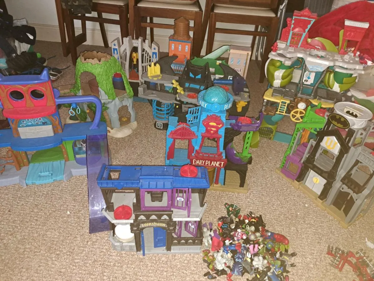 Collection of bat man etc toys - Image 1
