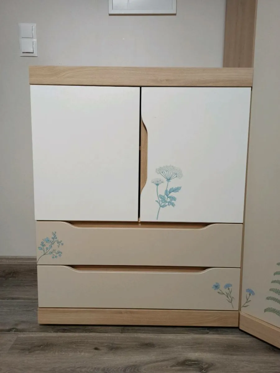 Girl's bedroom furniture set - Image 1