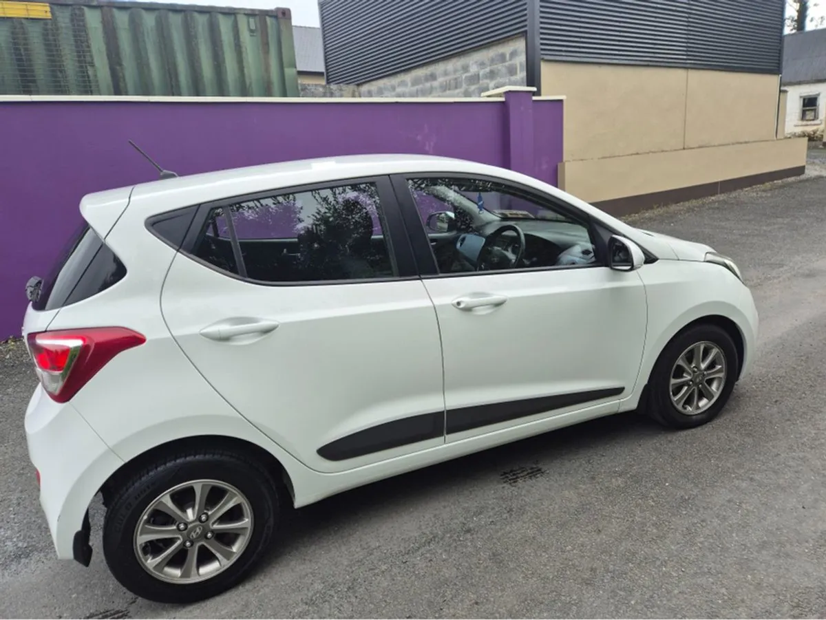 Hyundai i10 Deluxe 4DR - Image 4