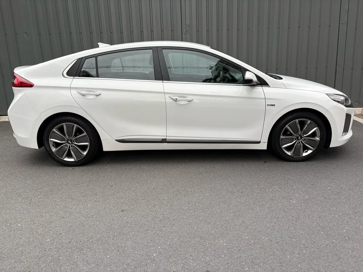 HYUNDAI IONIQ PETROL HYBRID - Image 3