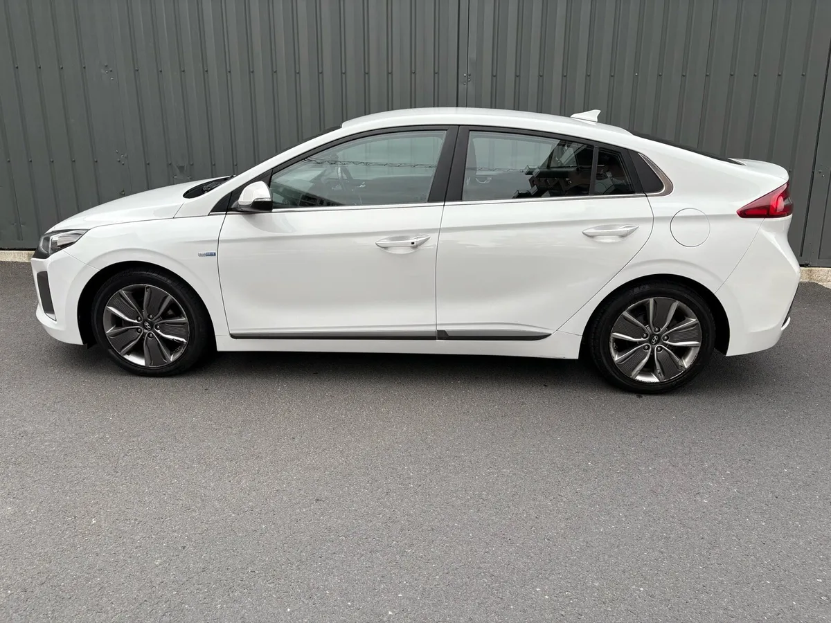 HYUNDAI IONIQ PETROL HYBRID - Image 4