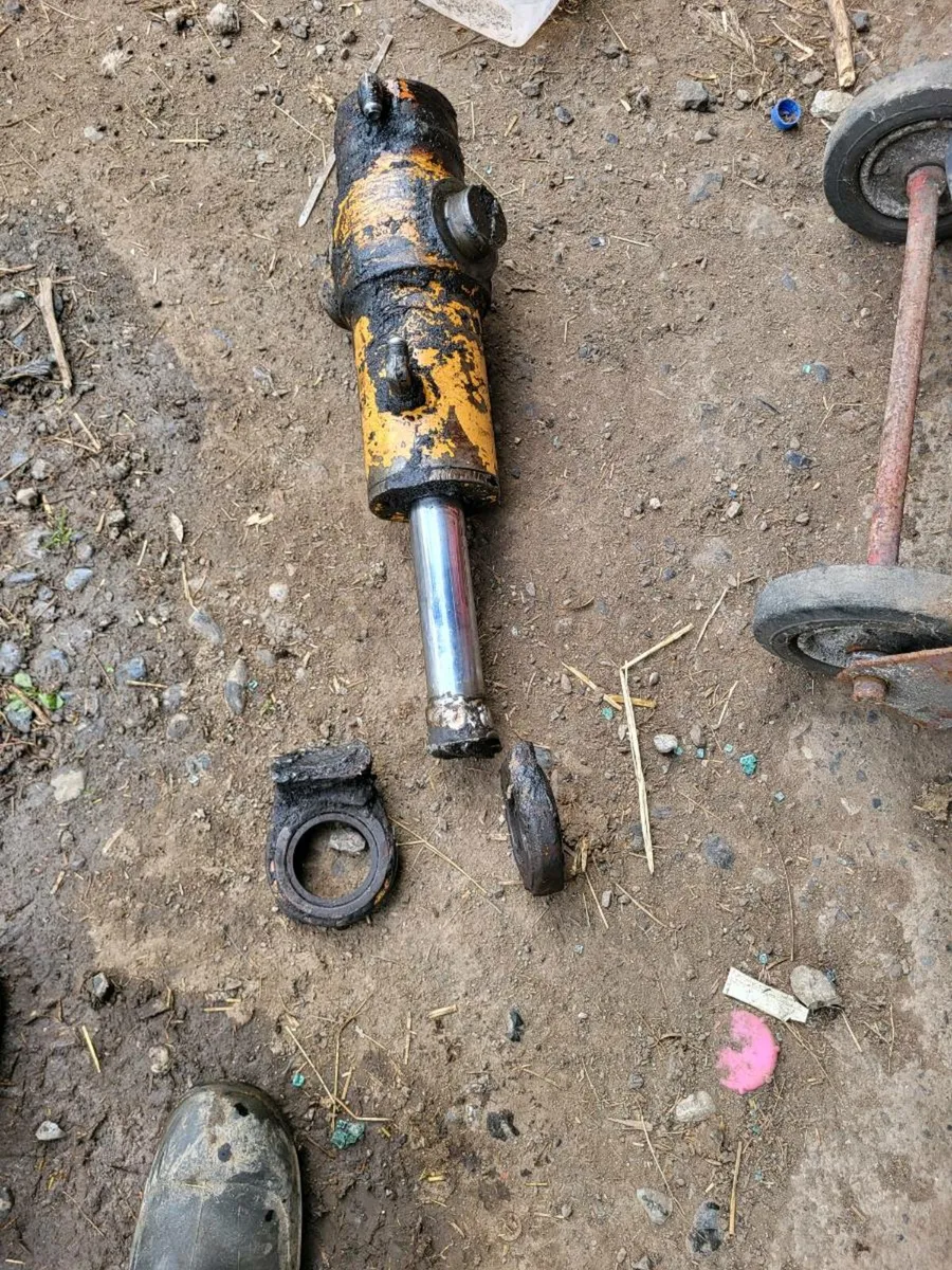 Case 580k digger ram - Image 1