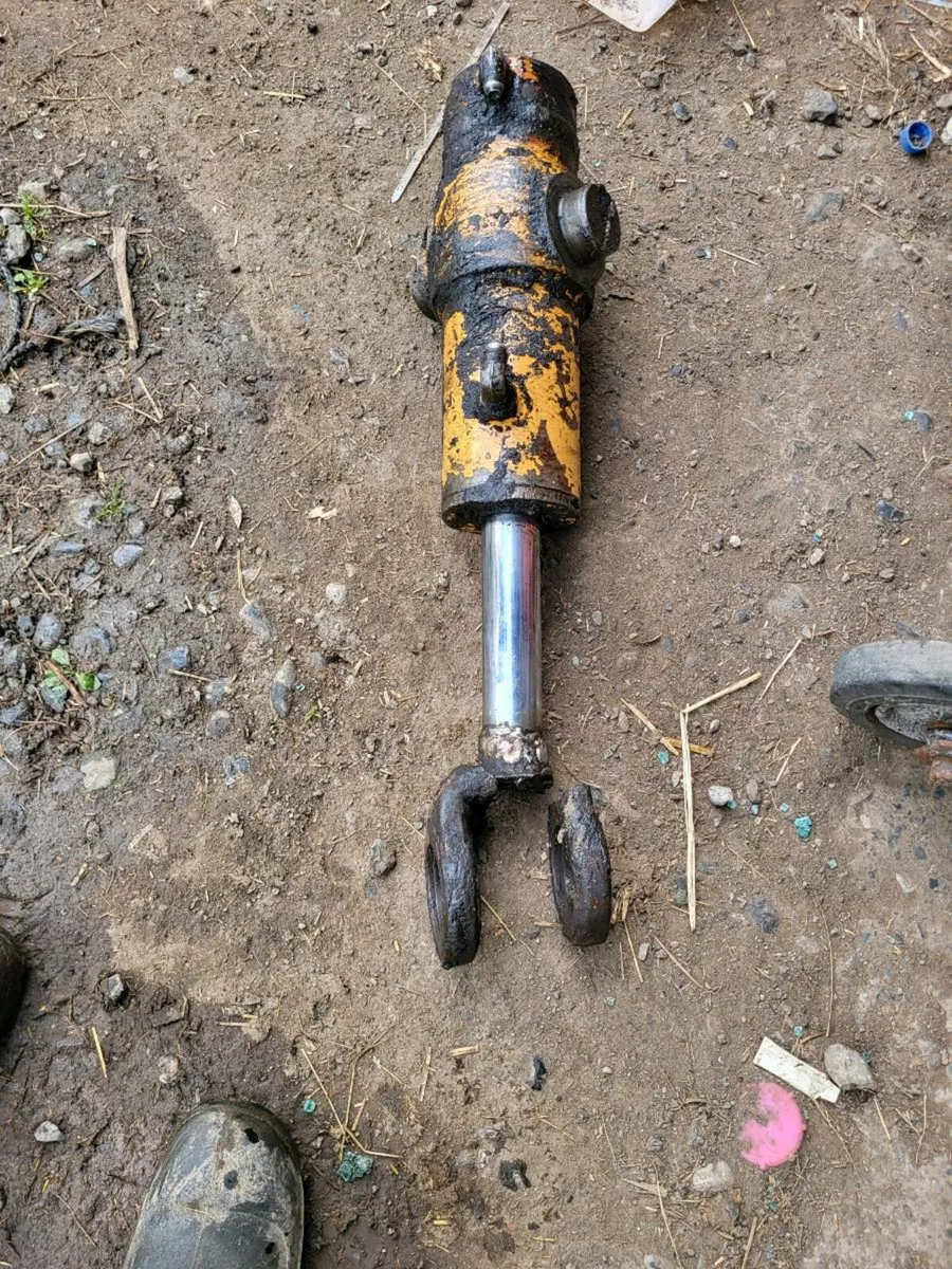 Case 580k digger ram - Image 2