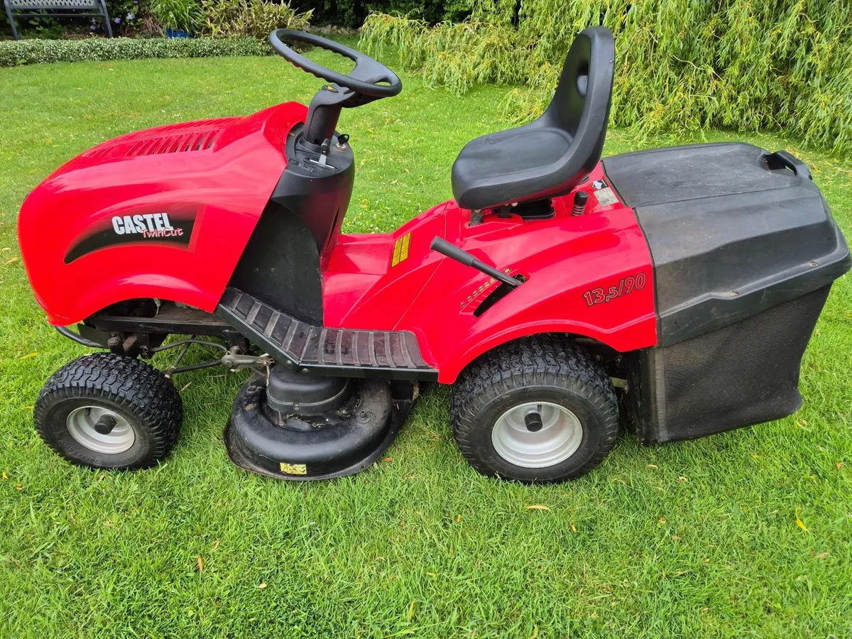 Castel Twin Cut 13.5/90 Ride On Lawnmower - Image 1