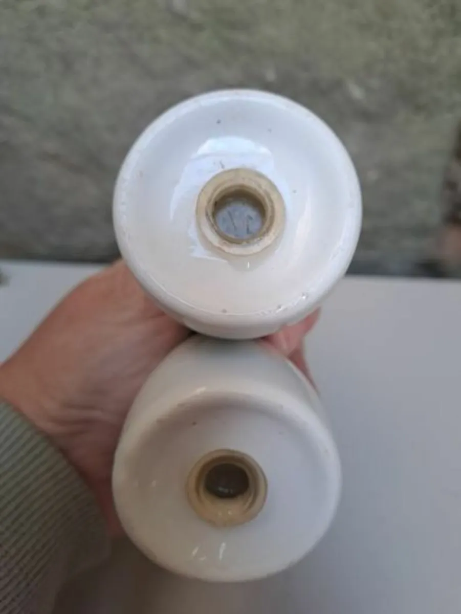 Classic white and gold salt and pepper pots - Image 4