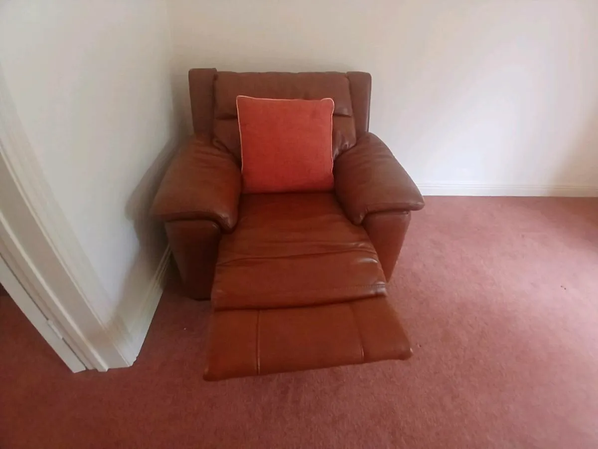 Sitting room leather electric reclining  suite - Image 2