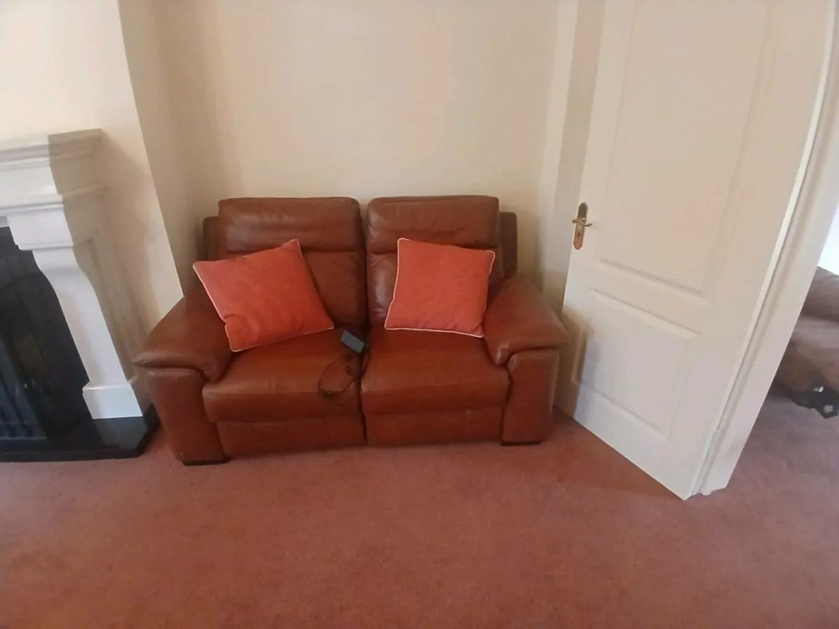 Sitting room leather electric reclining  suite - Image 4