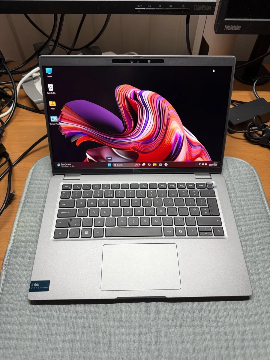 Dell Laptop ULTRA 5 32-256 Touchscreen - Image 1