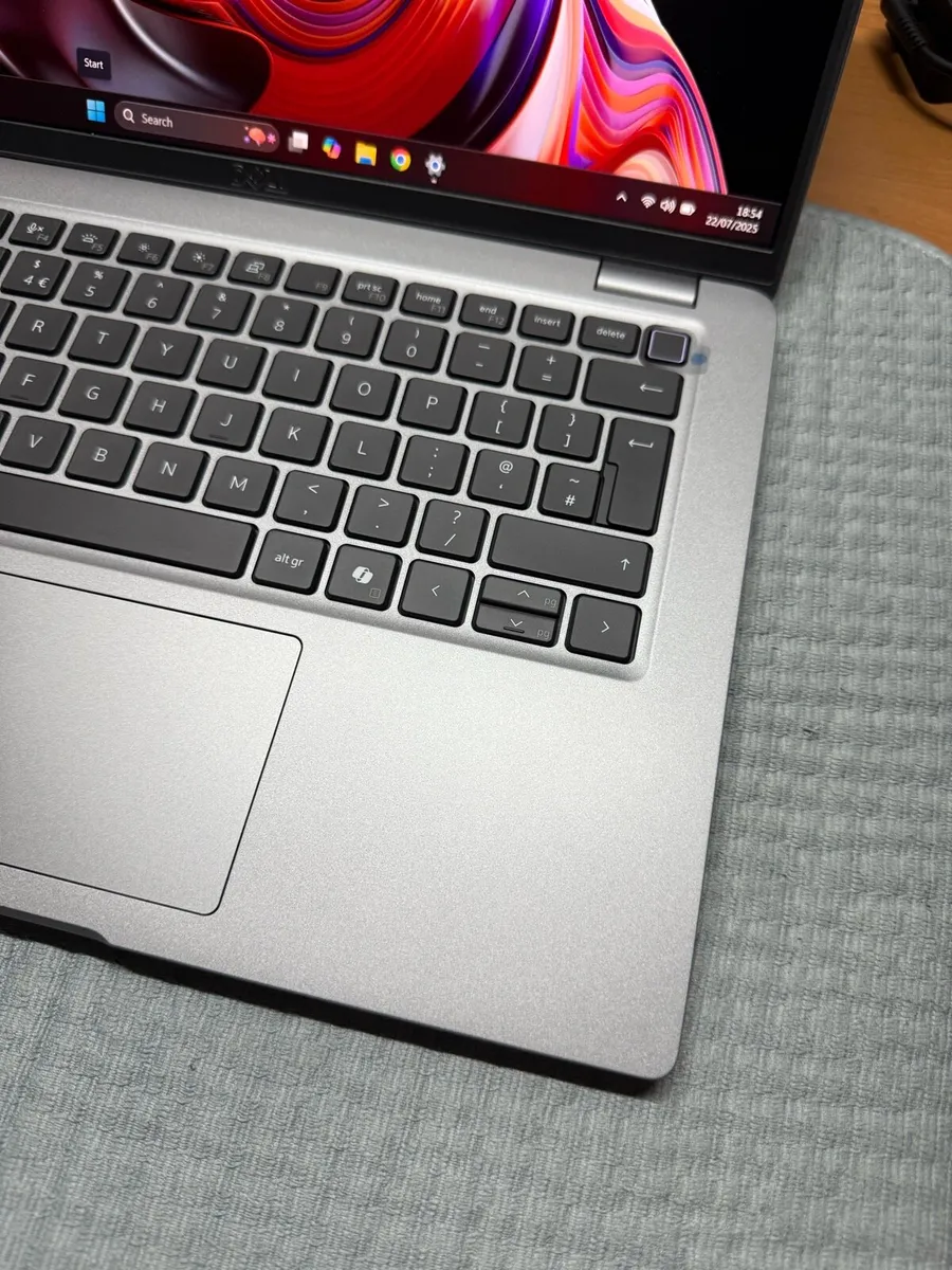 Dell Laptop ULTRA 5 32-256 Touchscreen - Image 2