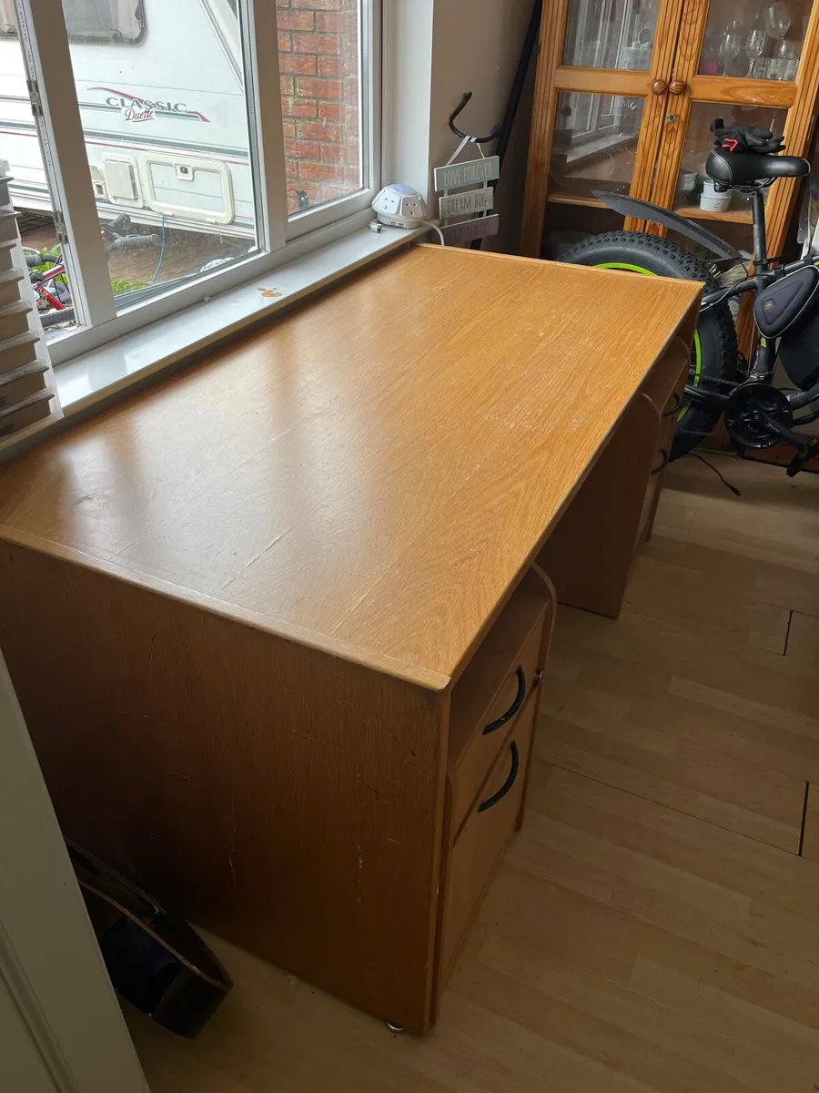 Large desk - Image 1