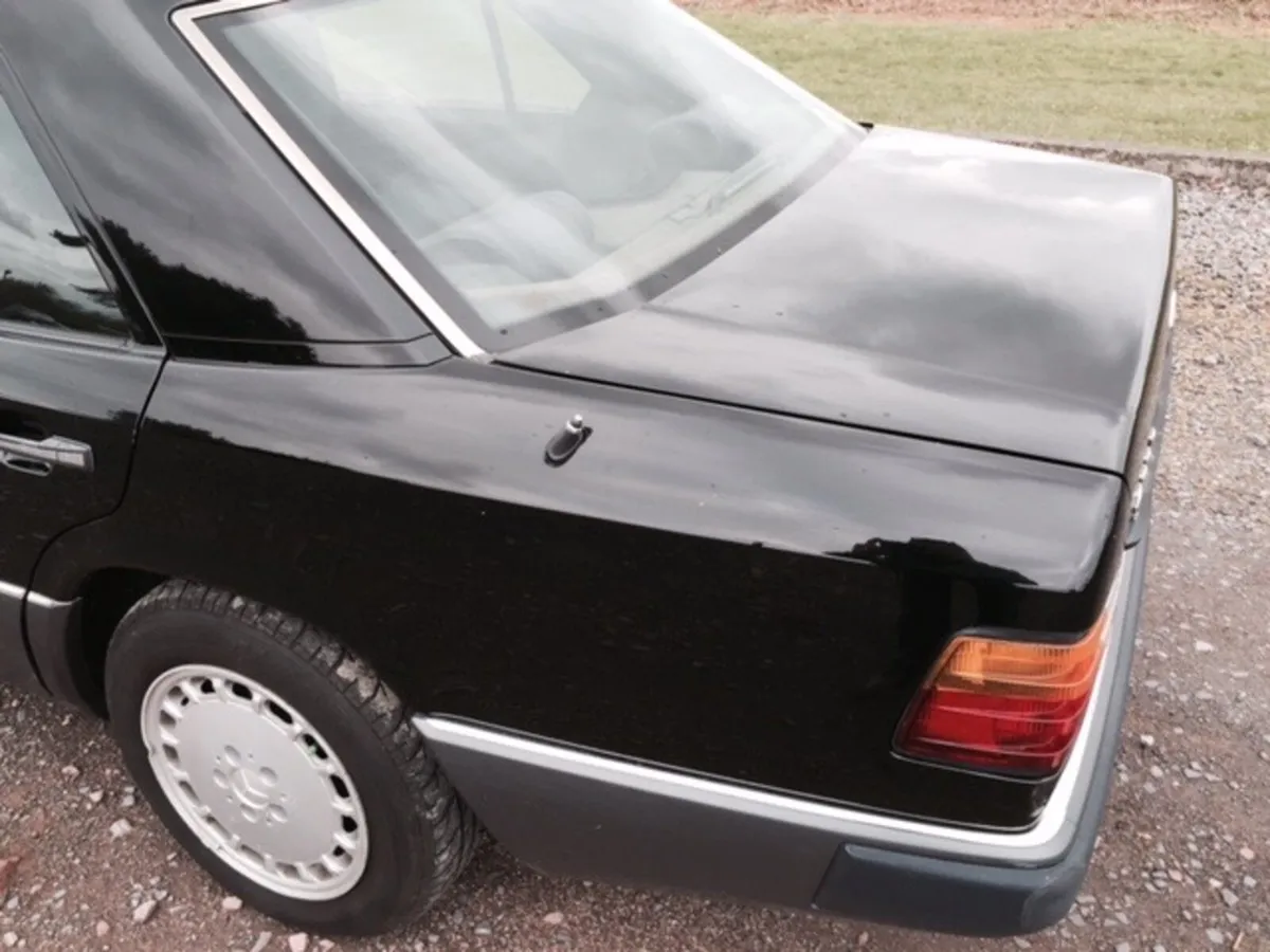 1990 W124 Mercedes 260e - Image 1