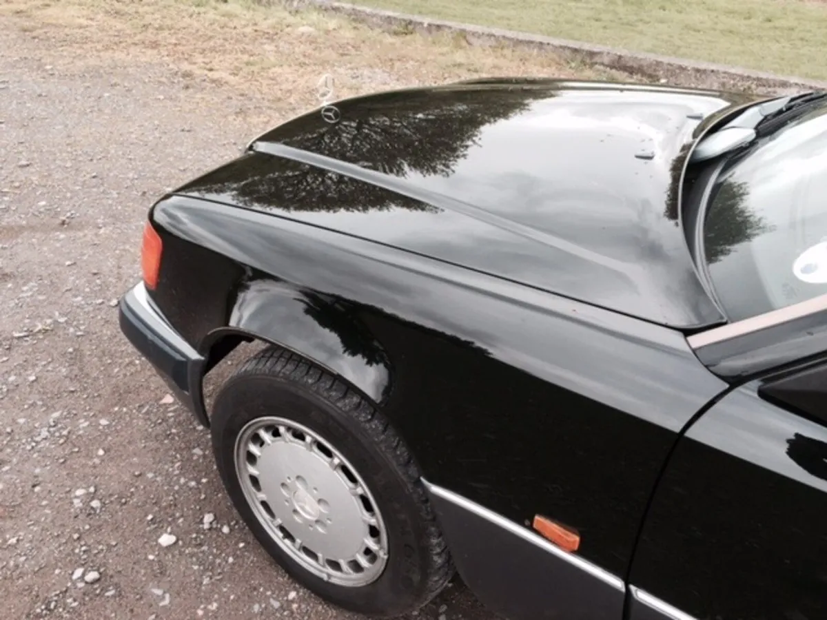 1990 W124 Mercedes 260e - Image 2