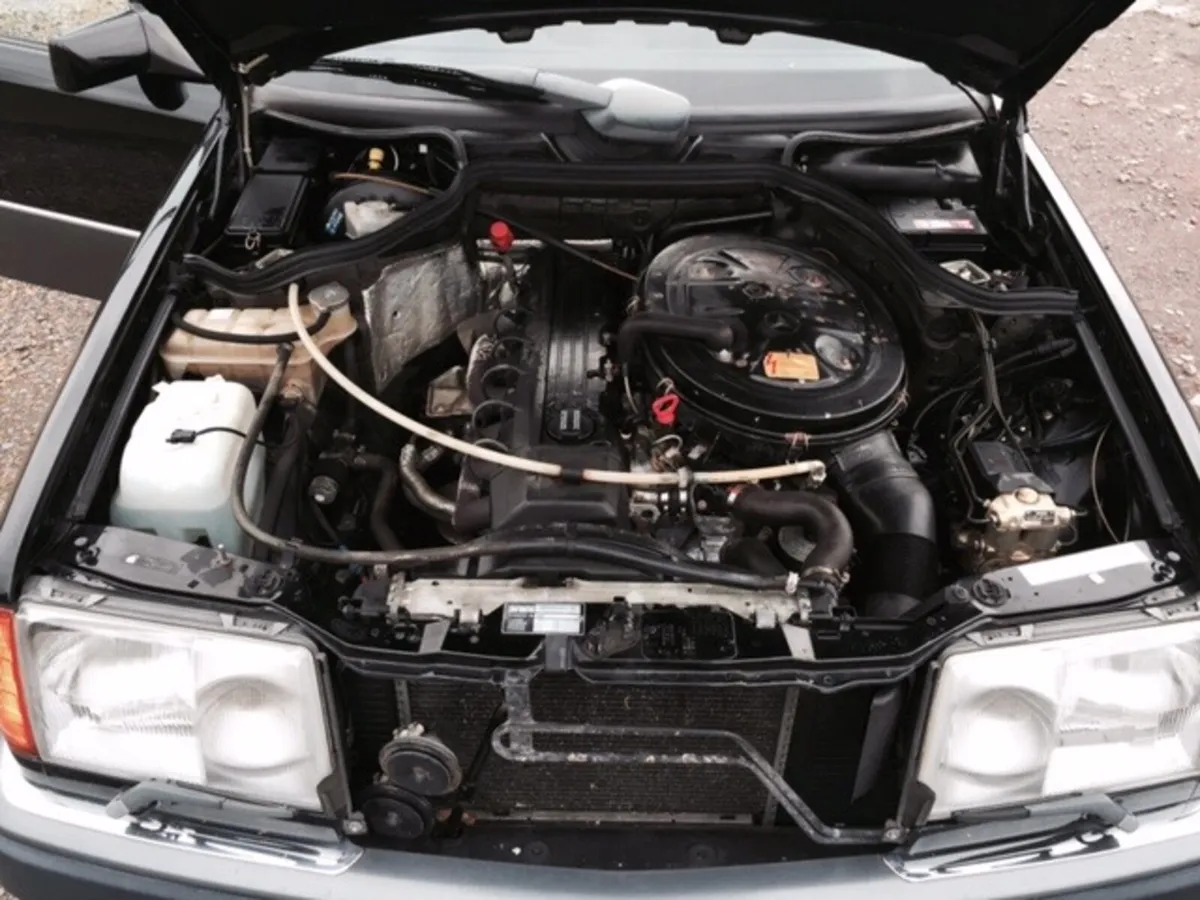 1990 W124 Mercedes 260e - Image 3