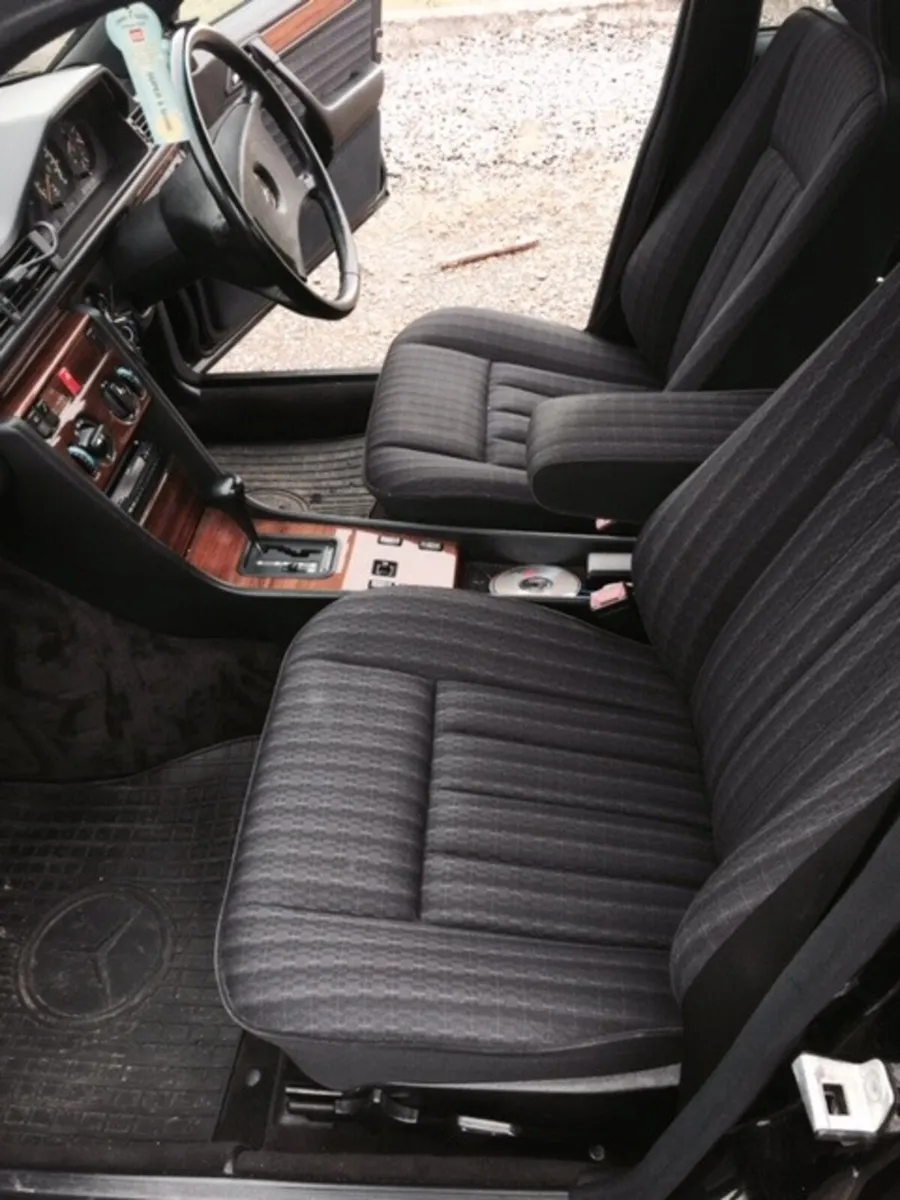 1990 W124 Mercedes 260e - Image 4