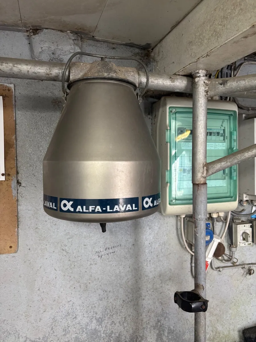 De leval milking machine and Ambic teat sprayer - Image 2