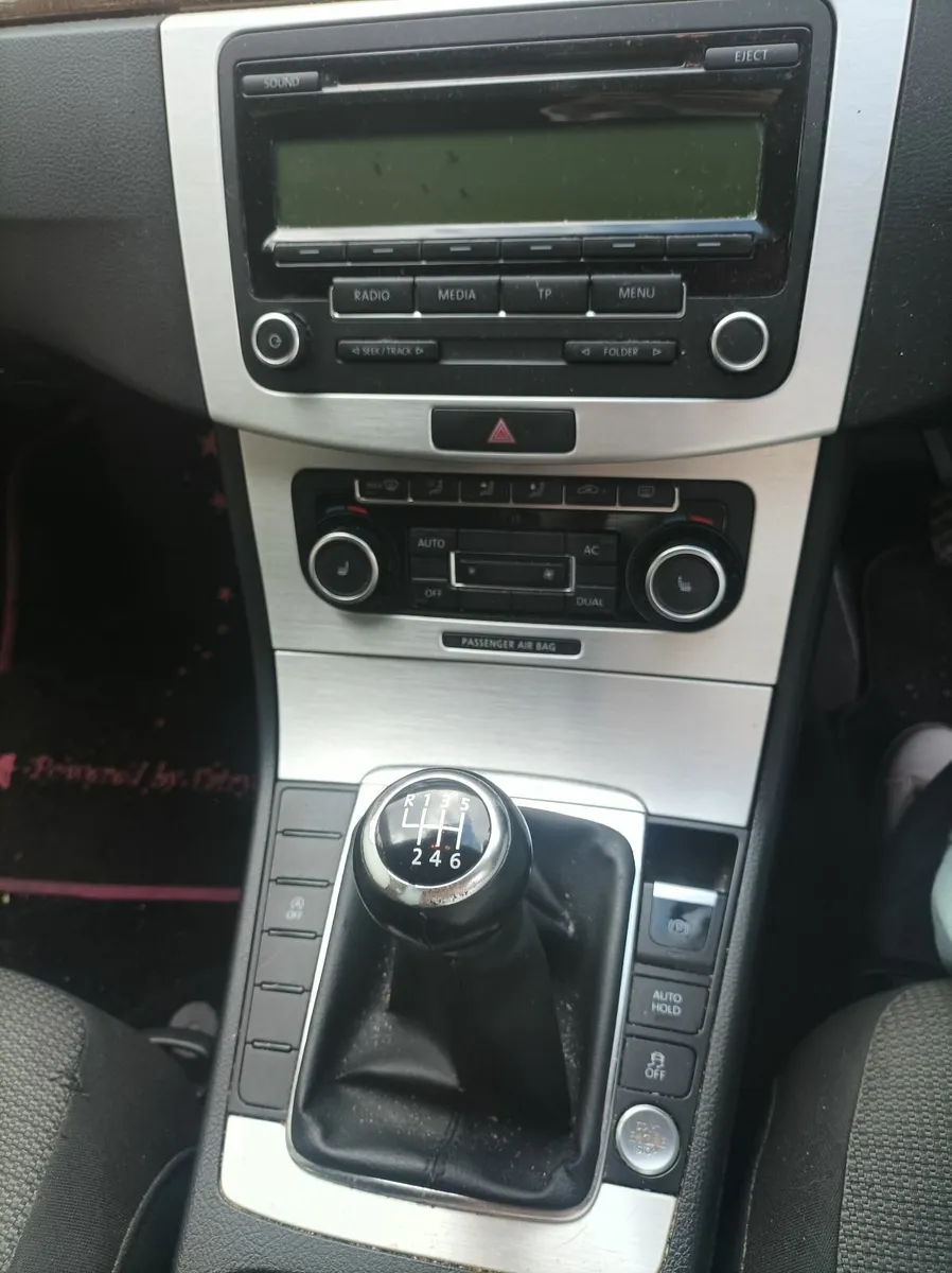 Volkswagen Passat 2011 - Image 2