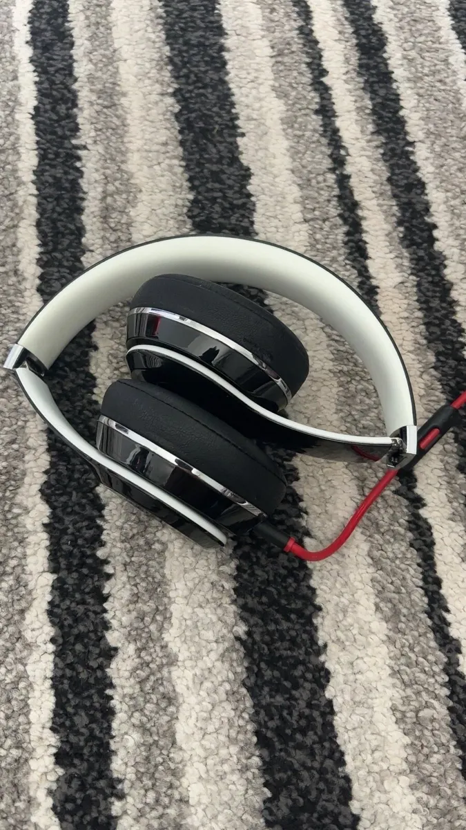 Black & Chrome Beats by Dre Solo 2 Headphones - Image 3