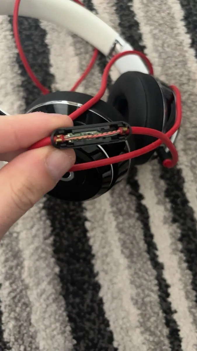 Black & Chrome Beats by Dre Solo 2 Headphones - Image 4