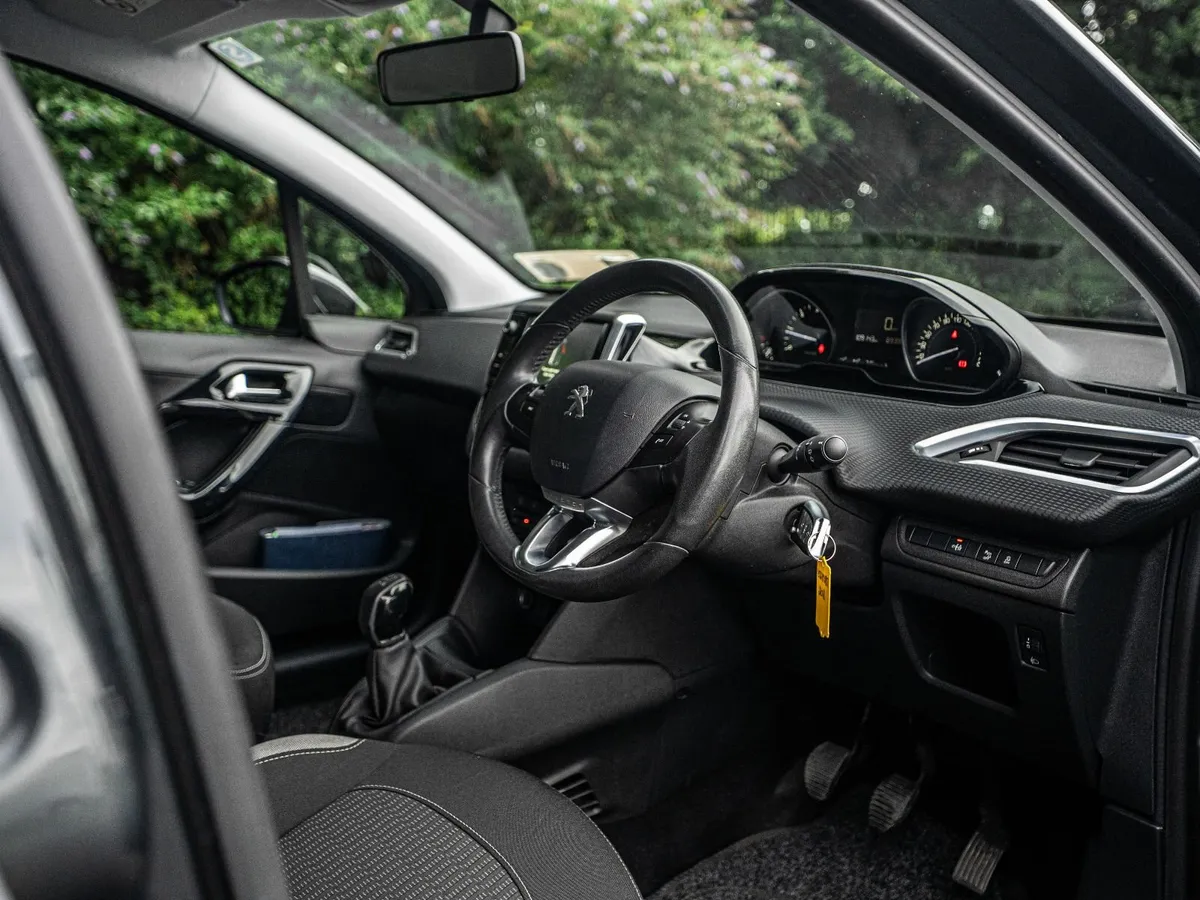 Peugeot 208 2015 - Image 4