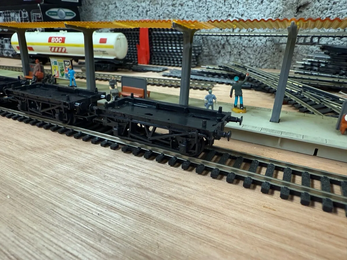 Hornby flat wagons - Image 3