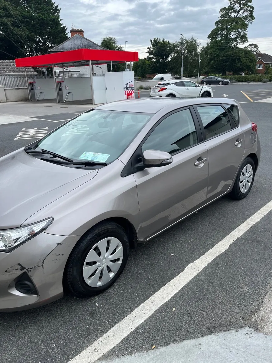 Toyota Auris 2015 - Image 2