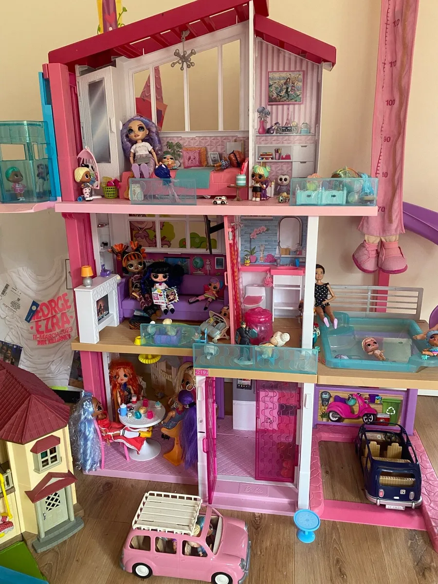 Doll houses and accessories - Image 1