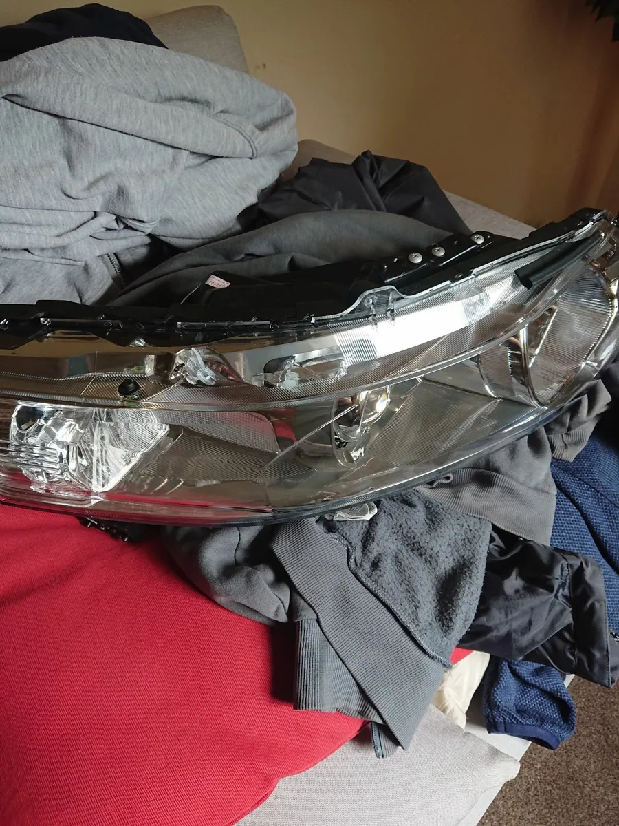 Honda Accord headlight - Image 2