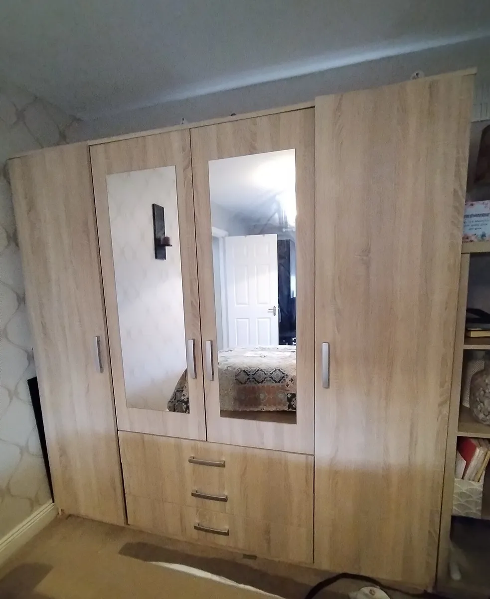 Wardrobe almost new - Image 1