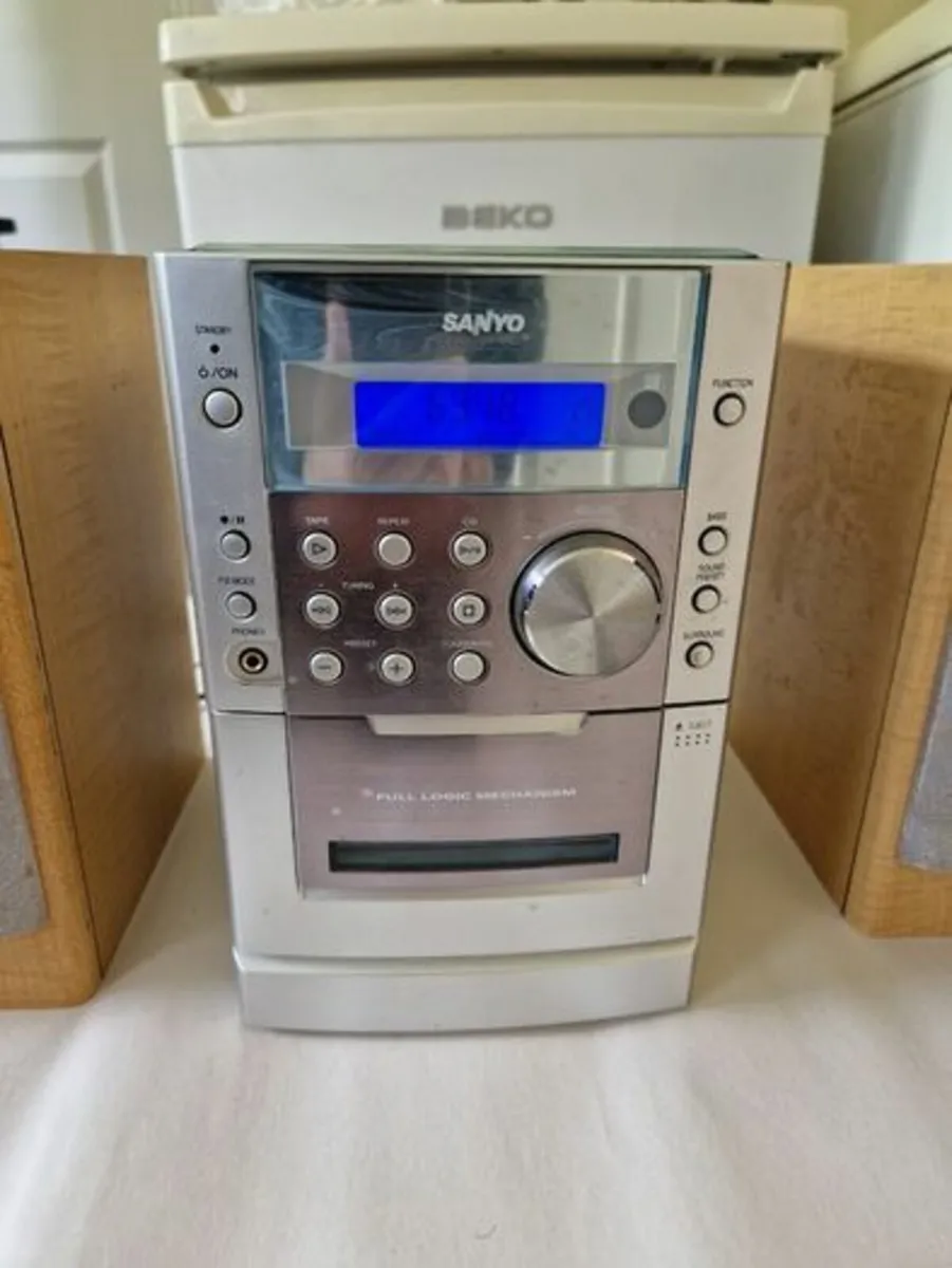 Sanyo 3 in 1 Stereo Music Centre, Radio, Tape, CD - Image 3