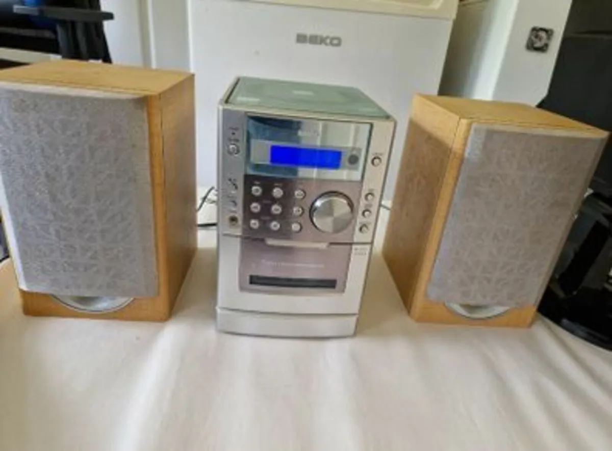Sanyo 3 in 1 Stereo Music Centre, Radio, Tape, CD - Image 1