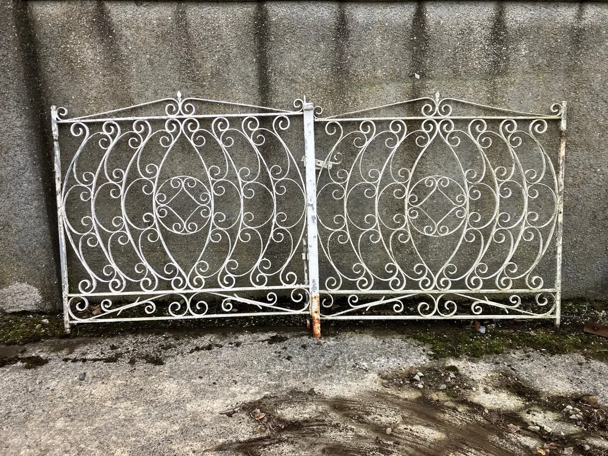 Driveway gates