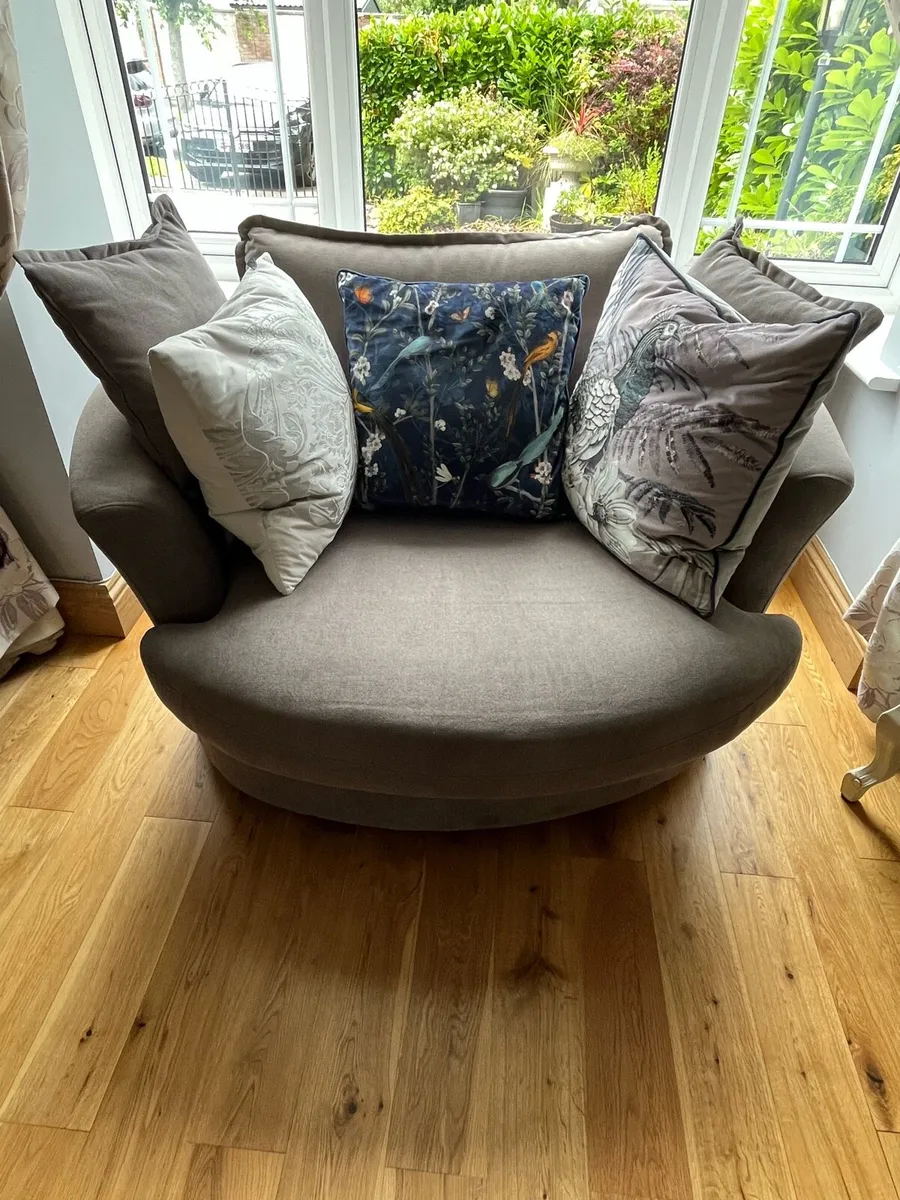 Single Swivel arm chair - Image 1