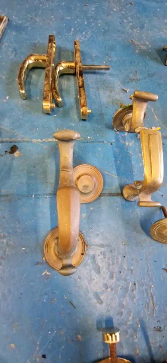 Old brass door furniture - Image 3