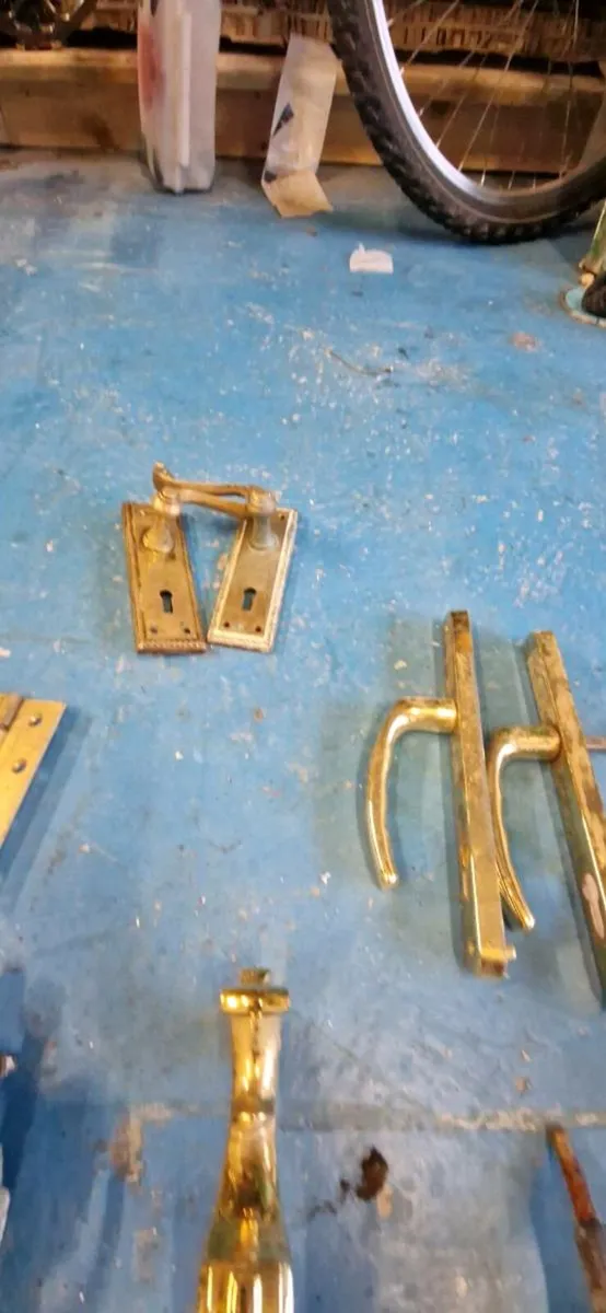 Old brass door furniture - Image 4