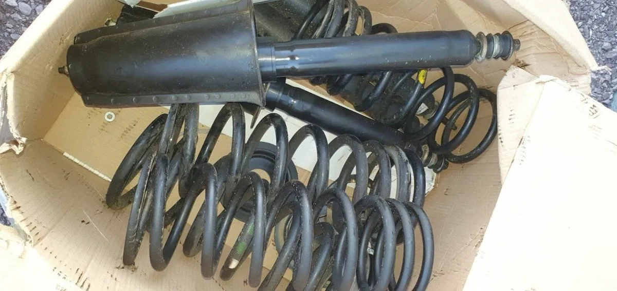 Land ROVER Defender 110, new set springs and shock - Image 3