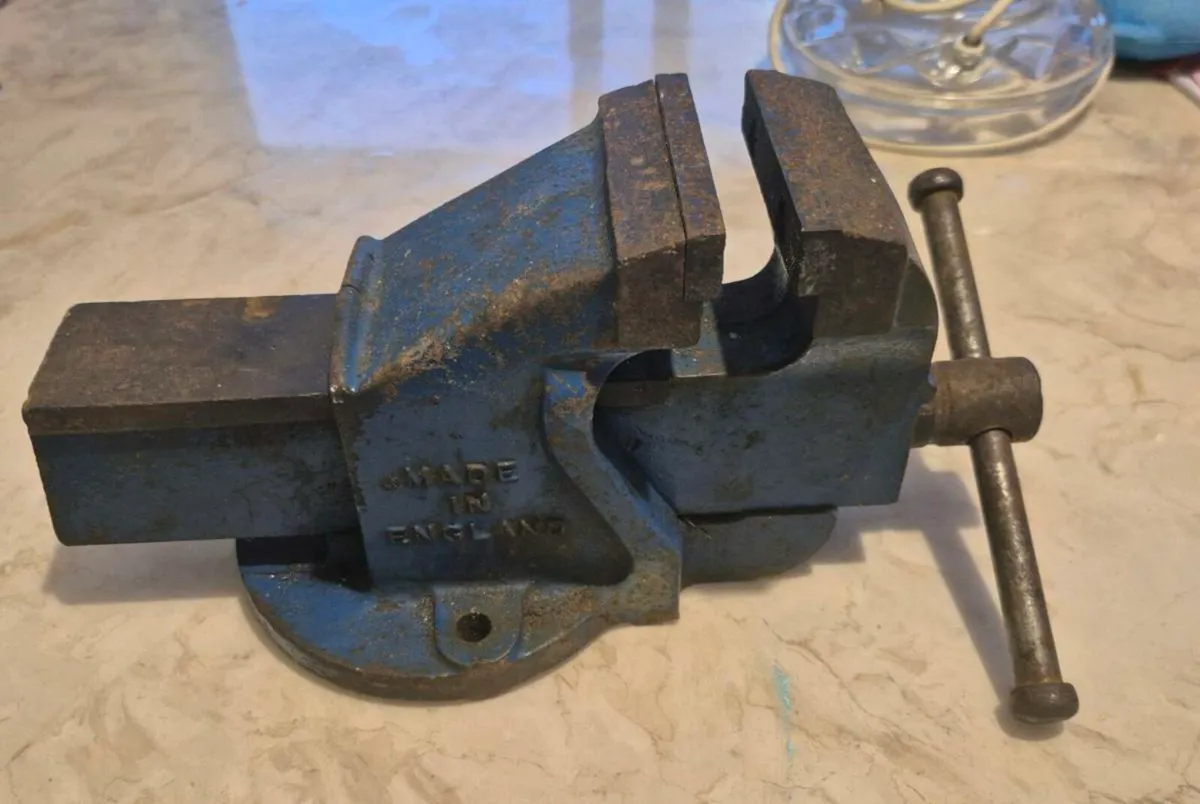 cast iron bench vice with 115mm jaws in good condi - Image 1