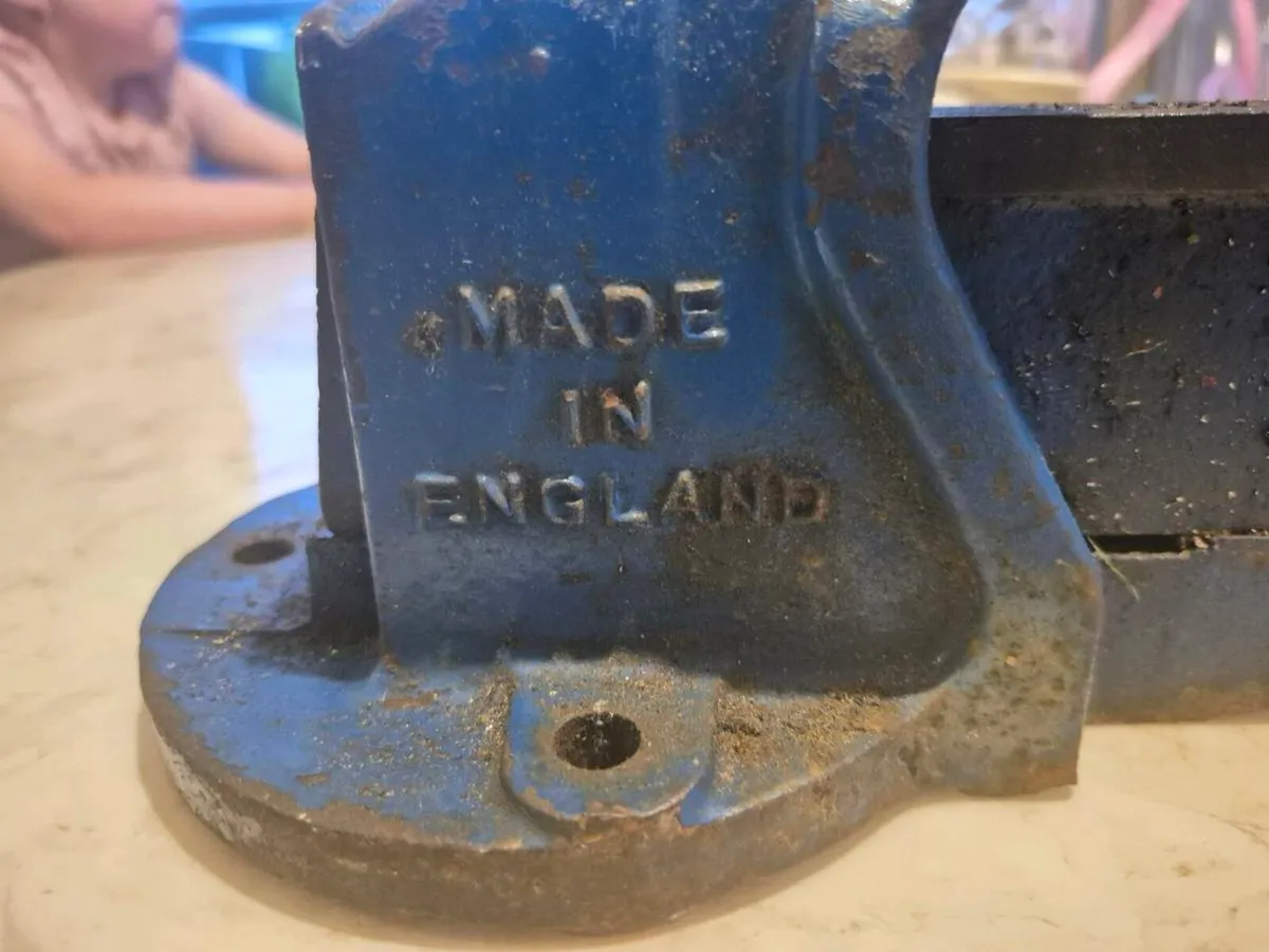 cast iron bench vice with 115mm jaws in good condi - Image 2