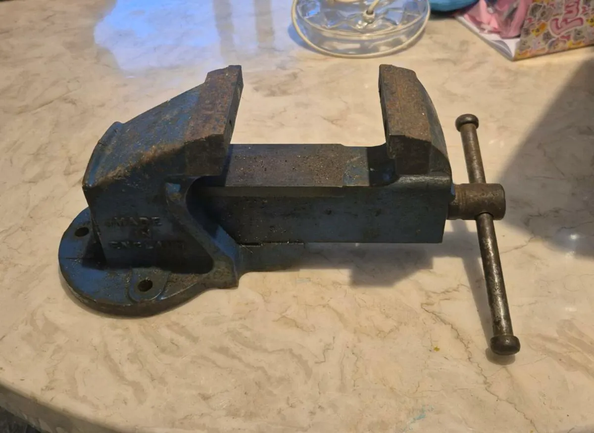 cast iron bench vice with 115mm jaws in good condi - Image 4
