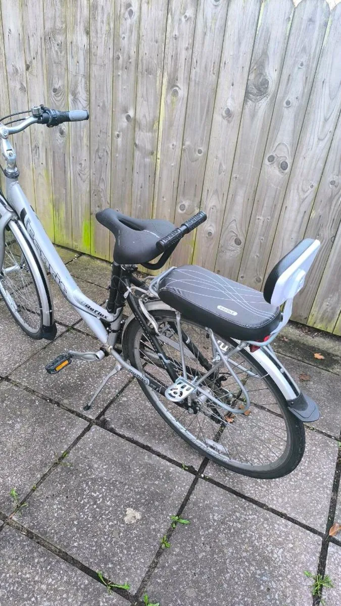 Bicycle with child seat - Image 2