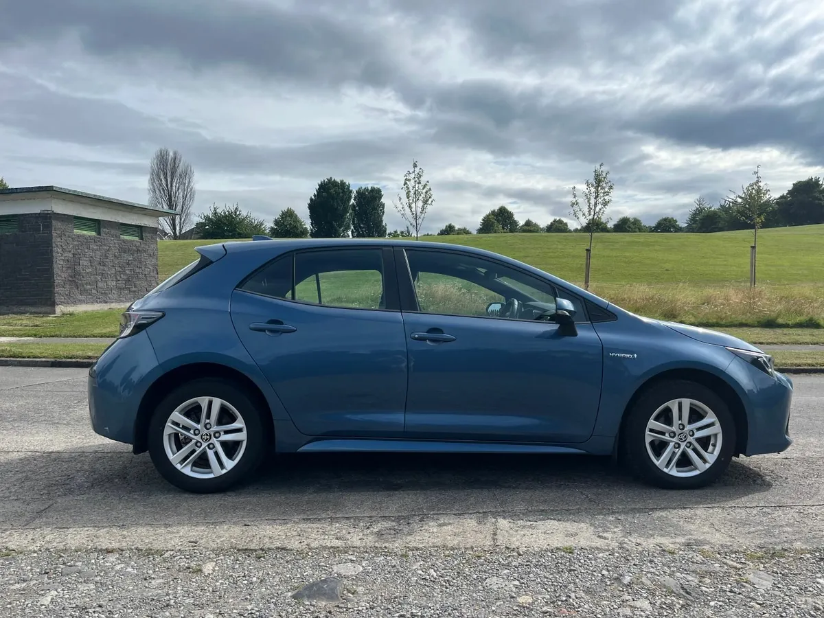 Toyota Corolla Luna Hybrid 2021 - Image 2