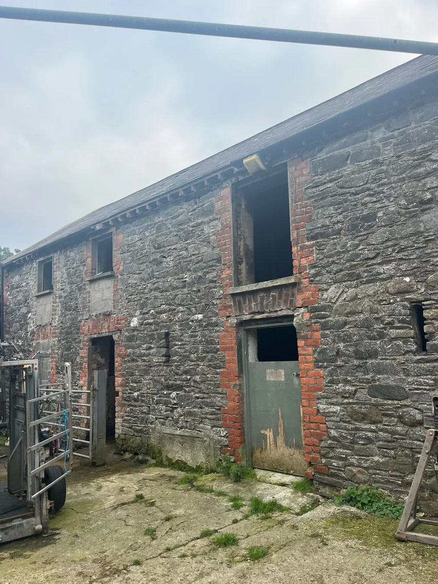 Farmhouse stone building - Image 1