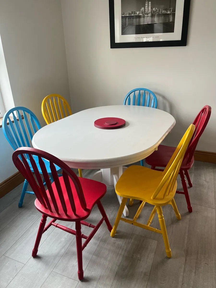 Table and chairs - Image 2