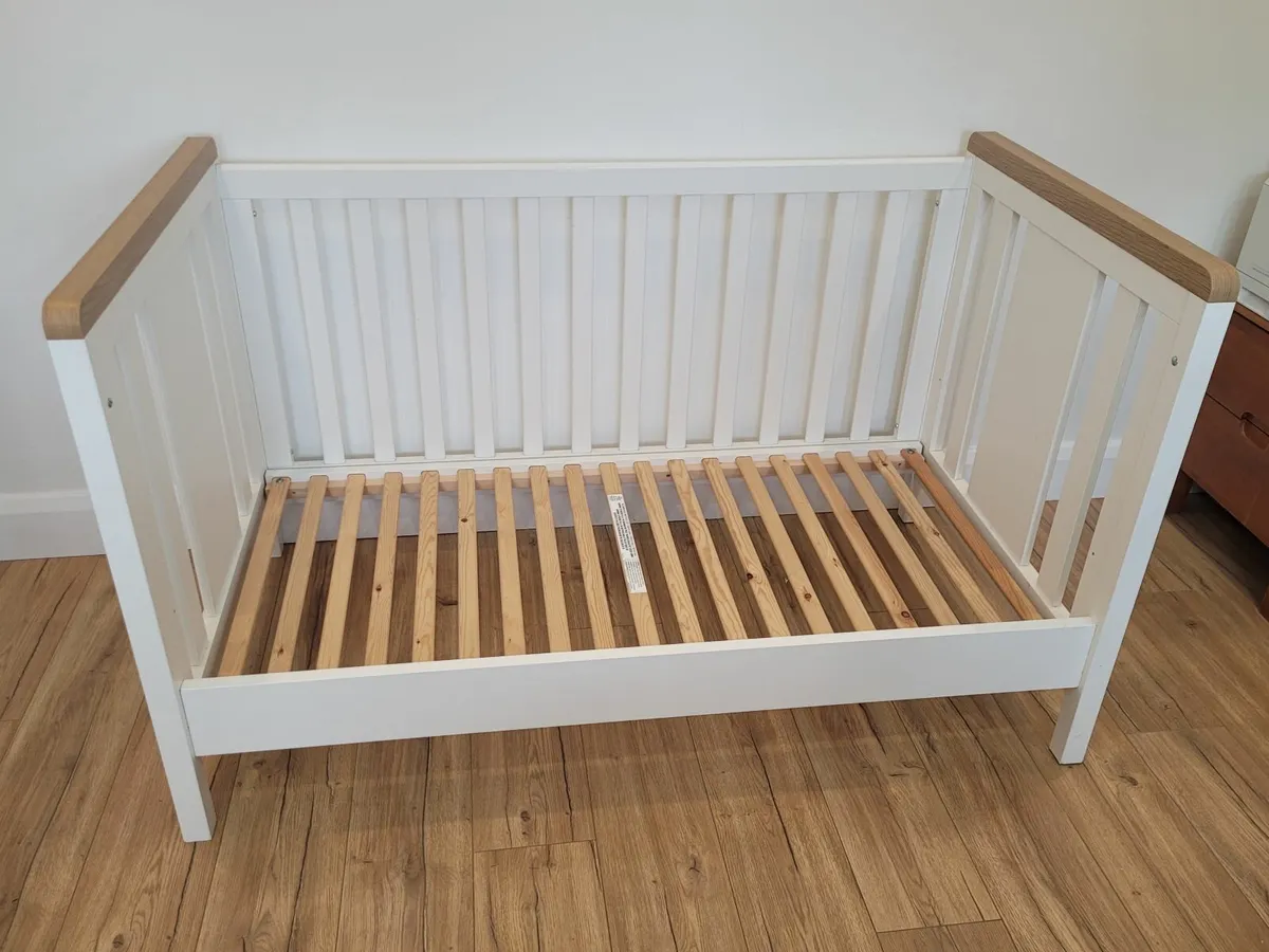 convertible cot - mamas and papas - Image 2
