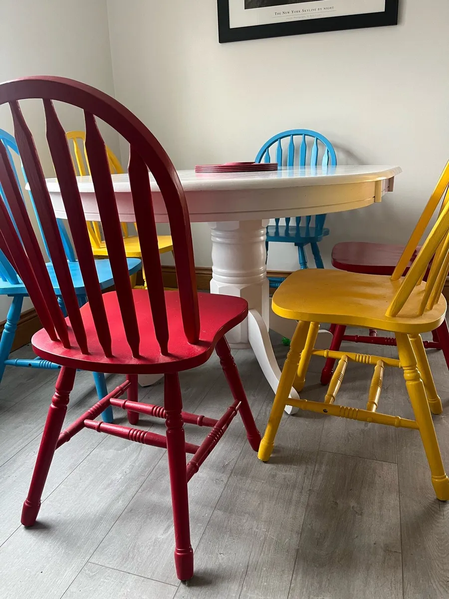 Table and chairs - Image 3