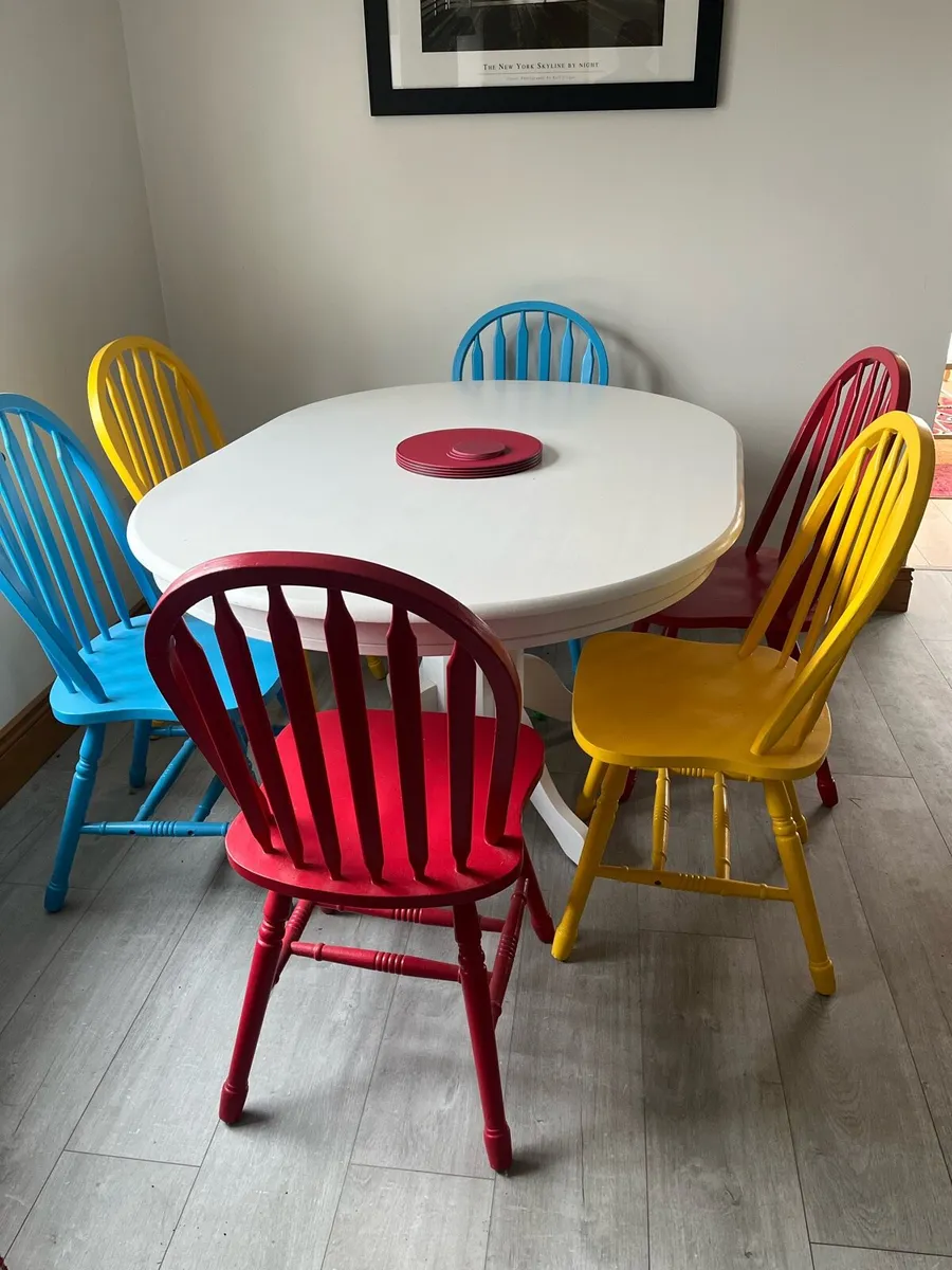 Table and chairs - Image 4