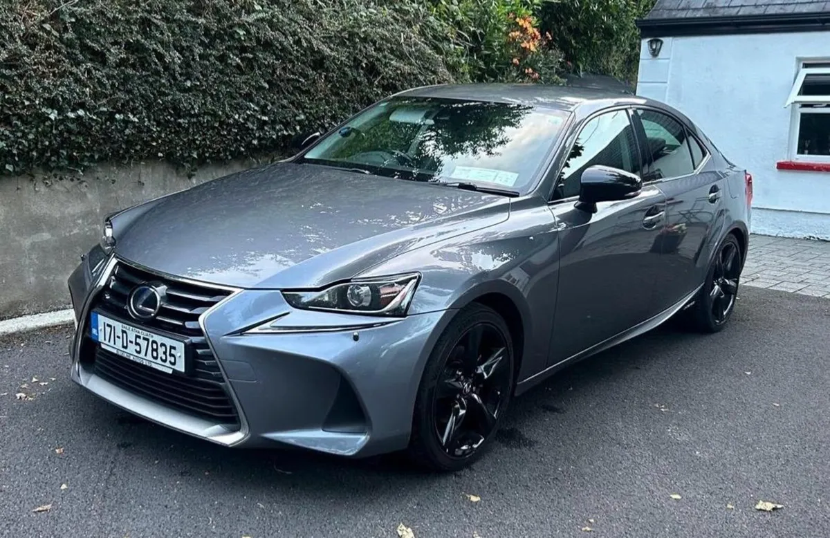 Lexus IS 2017 - Image 1