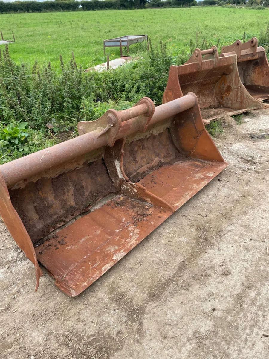 Buckets in need off repair - Image 2